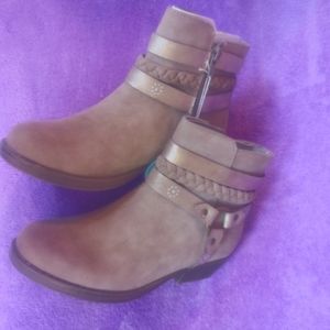 So Authentic American Heritage Girl boots